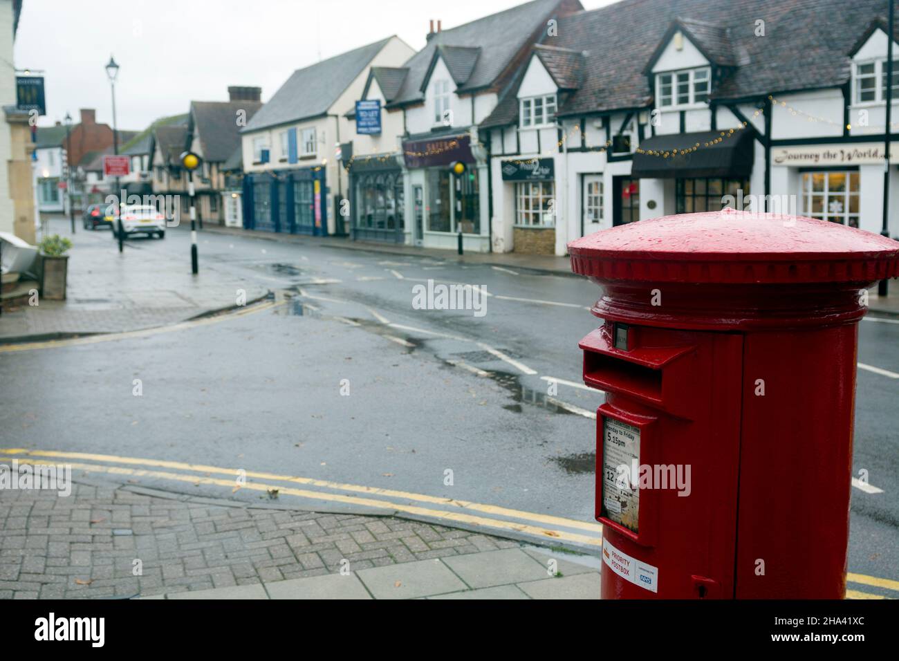 Ein Briefkasten`s der High Street an einem nassen Wintertag, Knowle, West Midlands, England, Großbritannien Stockfoto